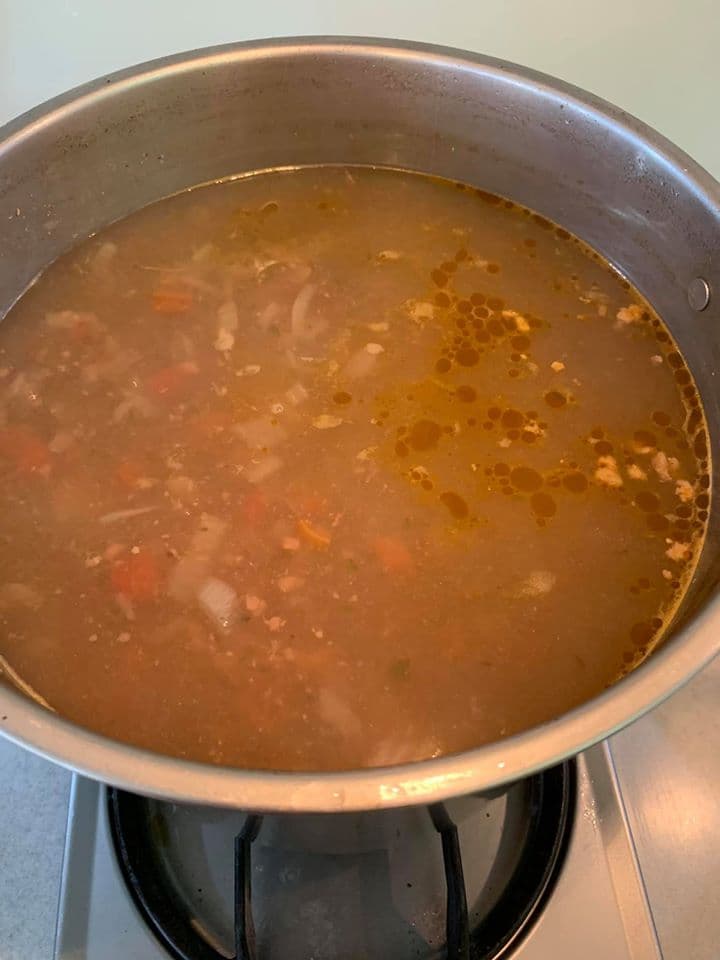 小火煮4小時後，得到一鍋牛肉清湯。