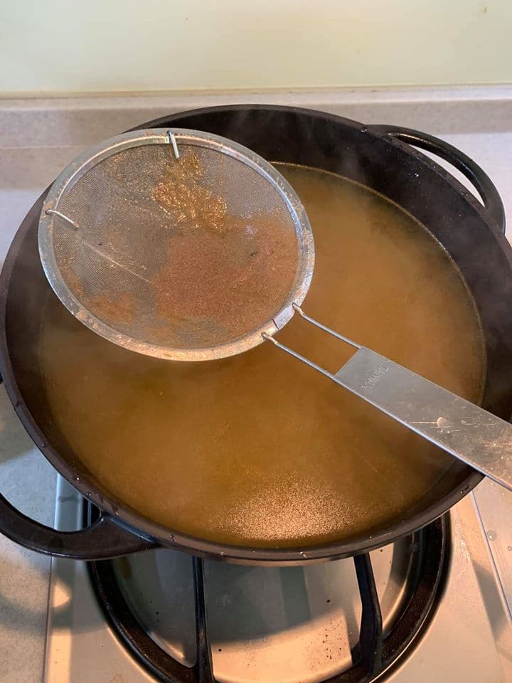 再用細篩過濾仔細一次。絞肉與蔬菜風味已全部釋出湯中，可棄之不用。