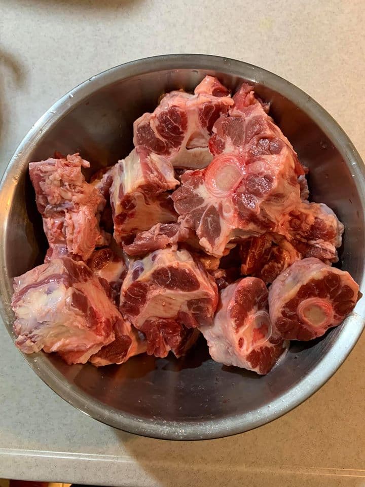 牛尾2條切3.5公分肉塊，剪除旁邊的肥油。