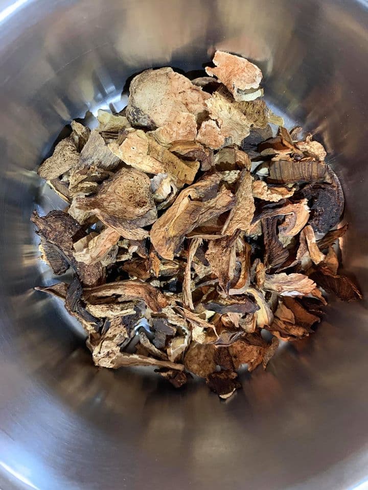 早上先進行的作業，把牛肝菌放入鍋中。