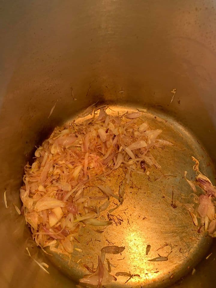 將紅蔥頭炒香。