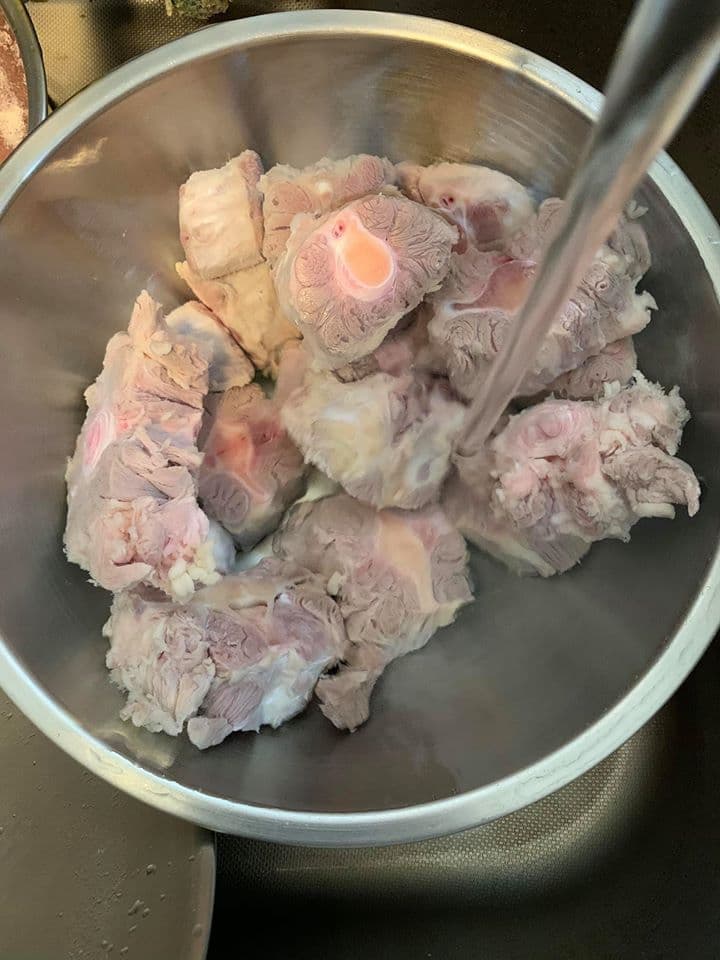 注意！炒紅蔥頭的同時，牛尾還在沖，需沖到徹底乾淨。