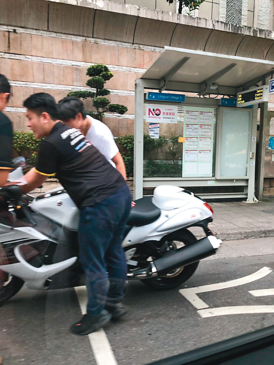 曾子余牽新車，黃鐙輝幫忙帶到台北南港試車，被讀者直擊。（讀者提供）