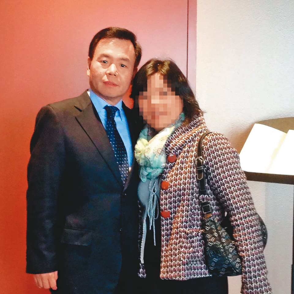 葉義英（左）的老婆（右）長期旅居國外，葉自稱與老婆感情不是很好。（翻攝自葉義英臉書）