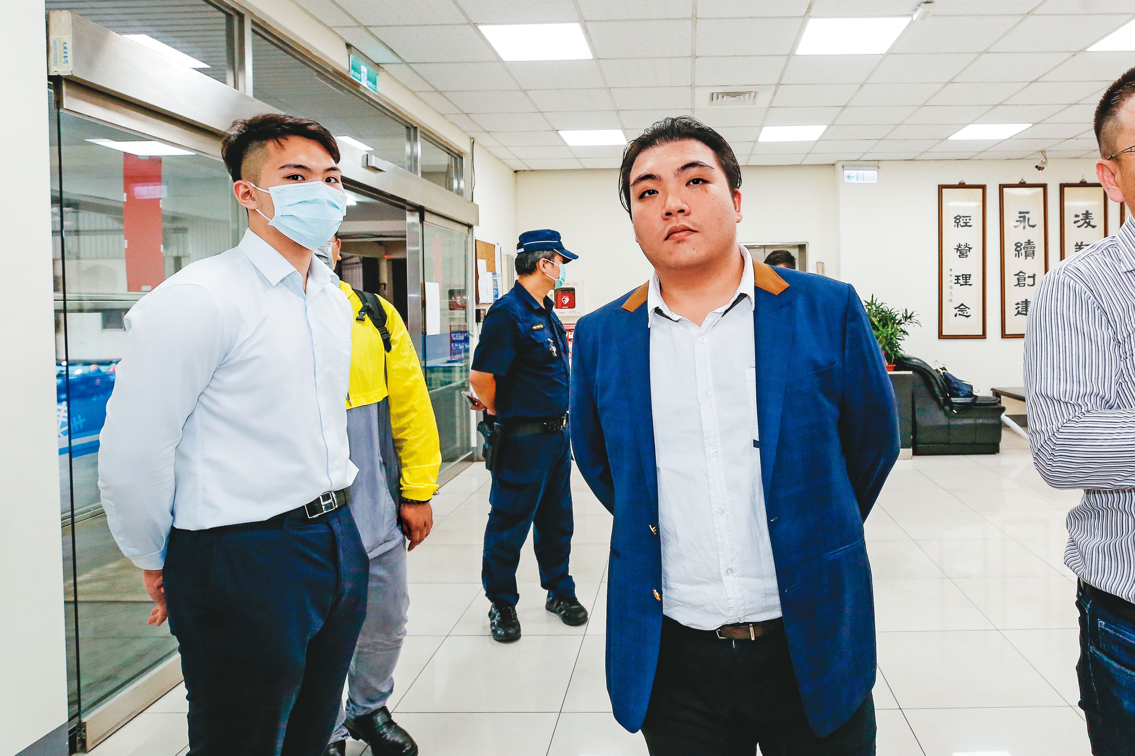 楊長杰之子楊育偉（右）帶領大批人馬，揚言要接管公司。