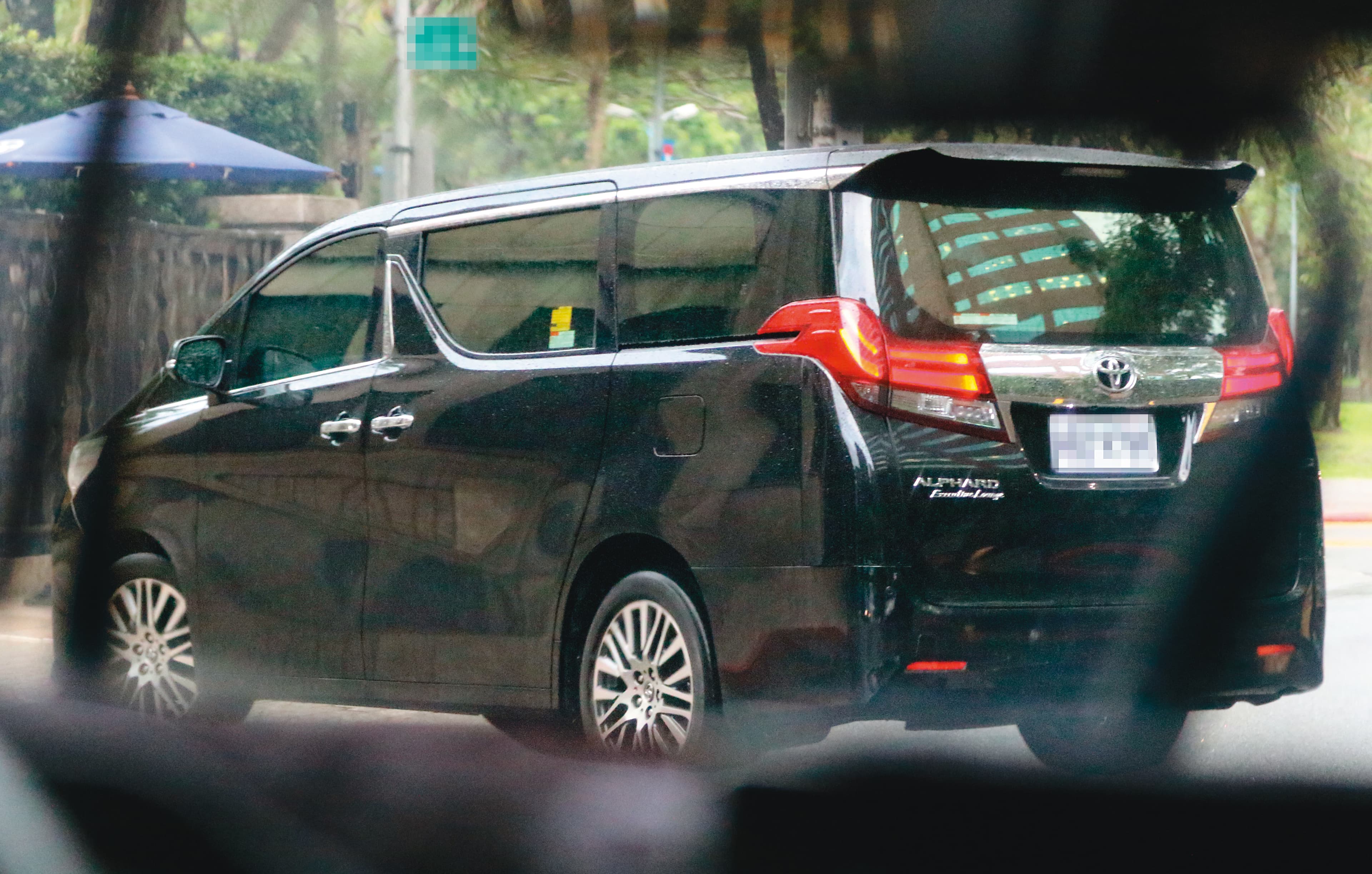 5月29日17：47　哈林送老婆小孩上車後，自行往忠孝東路方向步行離去，張嘉欣則與孩子們直接回家。