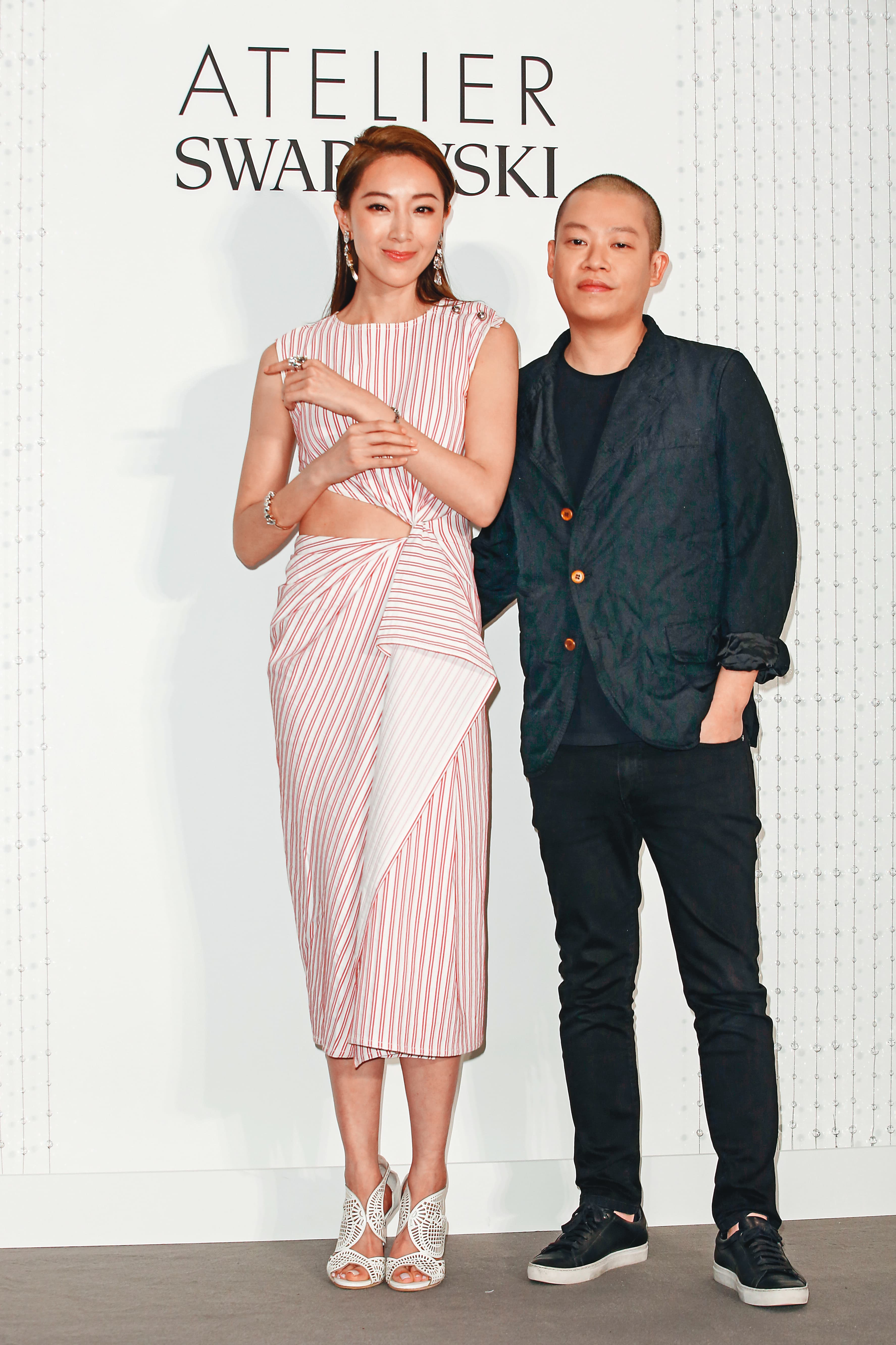 知名設計師吳季剛（右）是帕森斯設計學院的校友，他身旁的是女星隋棠。