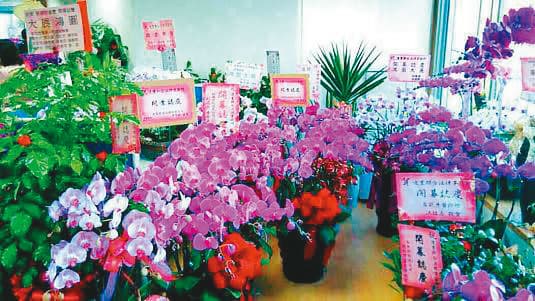 張進豐人脈極廣，律師事務所開幕時，祝賀鮮花布滿整個辦公室。（翻攝張進豐律師事務所臉書）