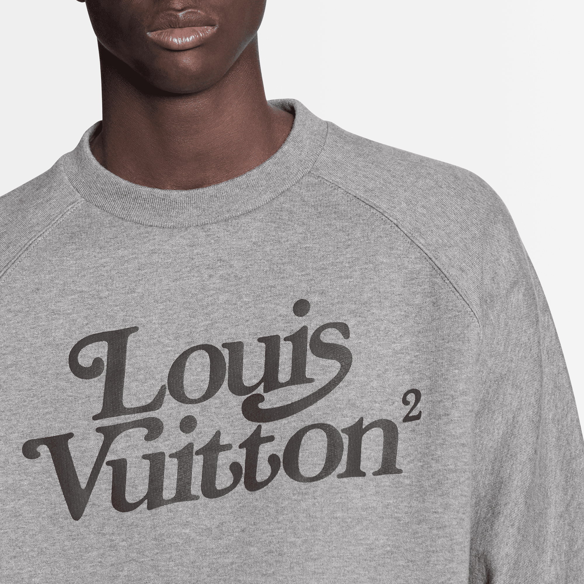 LV²聯名系列灰色衛衣。NT$34,100。（路易威登提供）