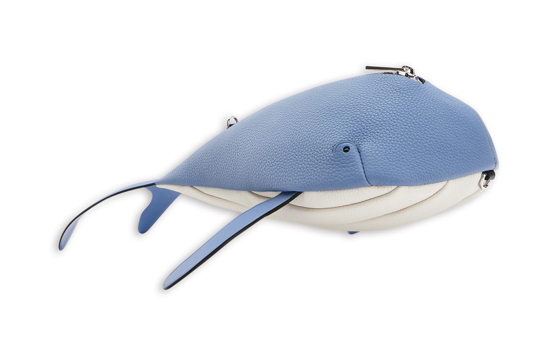 Whale鯨魚造型小牛皮肩背包，NT$48,000。（LOEWE提供）