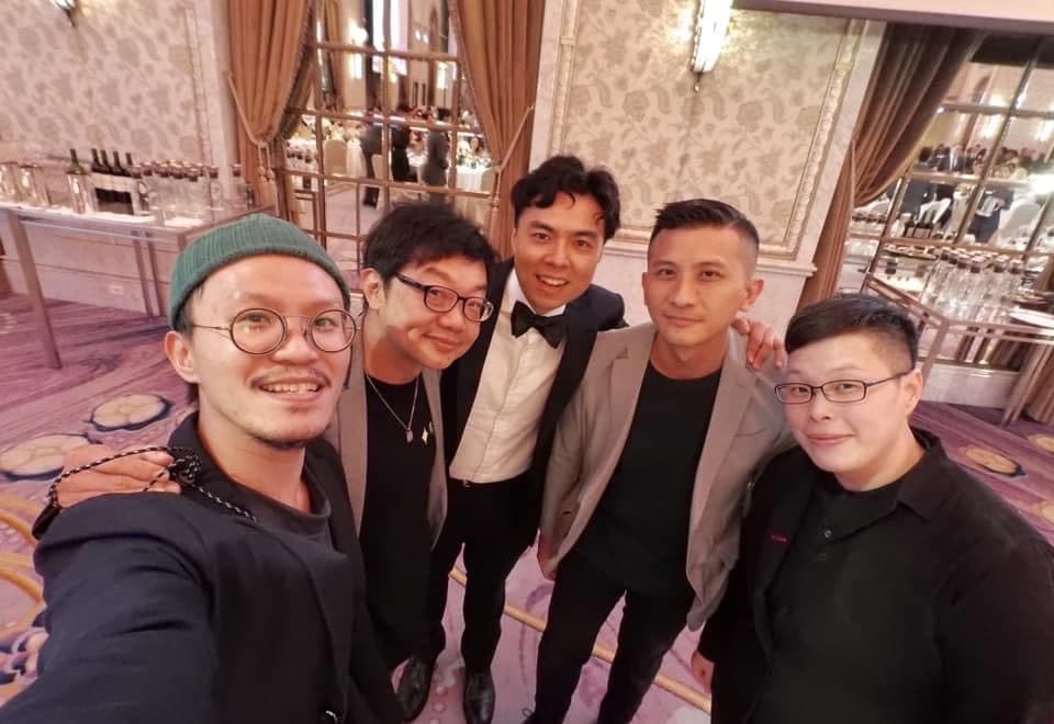 曹源峰（左二）與特效郭憲聰（左起）、錄音師陳亦偉、聲音設計高偉晏、聲音設計簡豐書是不同世代但同屬中影出身的技術人員。（曹源峰提供）