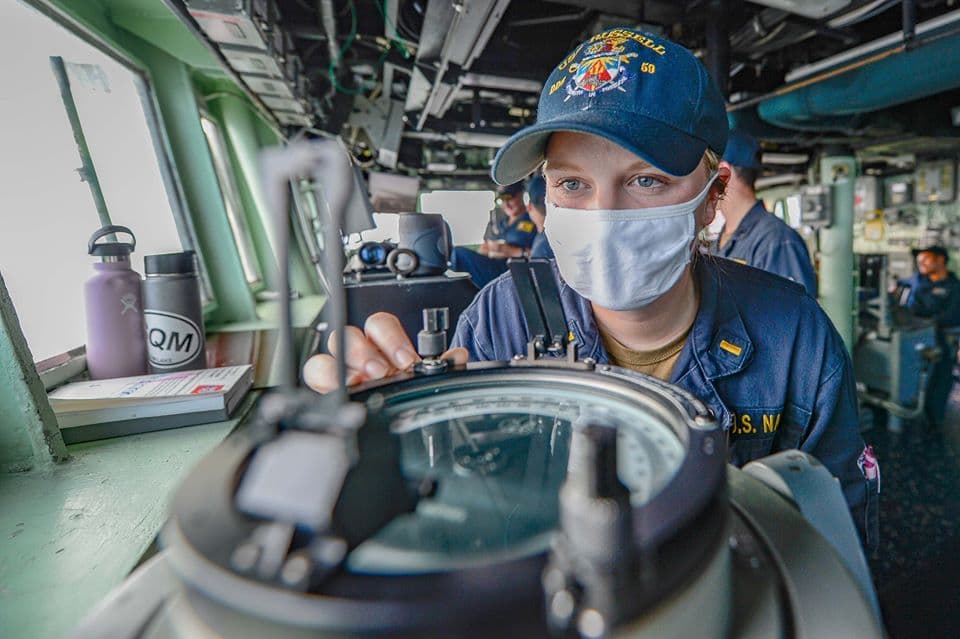因應防疫，官兵皆戴口罩執勤。（翻攝自U.S. 7th Fleet臉書）
