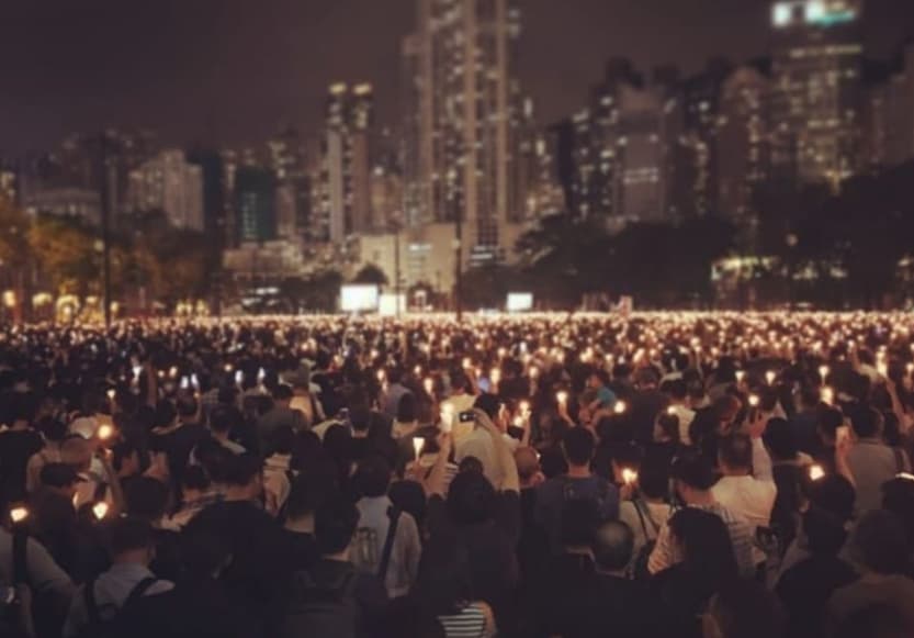 1990年起每年的六四週年，香港民間團體在維多利亞公園舉辦燭光晚會，即使2020年遭官方禁止集會，大批民眾仍自發前往。香港人民在6月4日晚間齊聚維園為六四事件哀悼。（翻攝自加拿大駐香港及澳門總領事館）