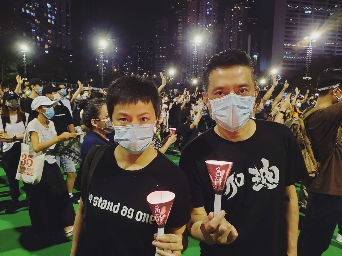 歌手何韻詩在維園和人們一起點起蠟燭，呼籲當局給出真相，毋忘六四。（翻攝何韻詩臉書）