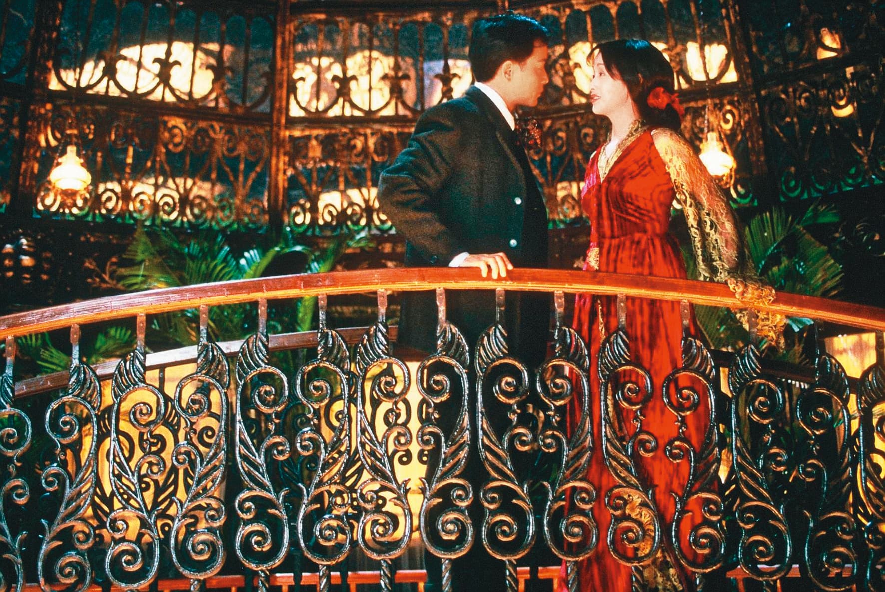 	《夜半歌聲》上映4K修復版本，張國榮（左）和吳倩蓮（右）在北京拍攝，身兼主演、監製又做歌曲的張國榮，為電影事必躬親，付出甚多。（華映娛樂提供）