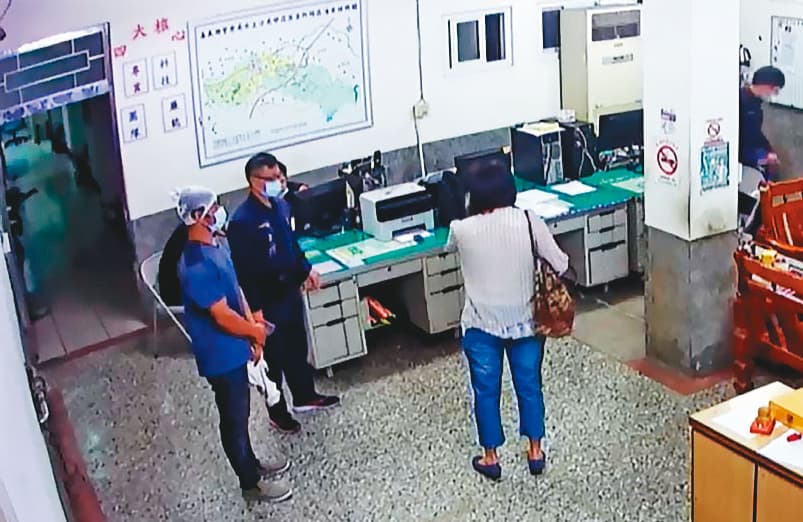 中莊派出所內的監視器拍下偵辦案件的畫面，但同支監視器也拍下他涉嫌行竊的影像。（翻攝水上分局官網）