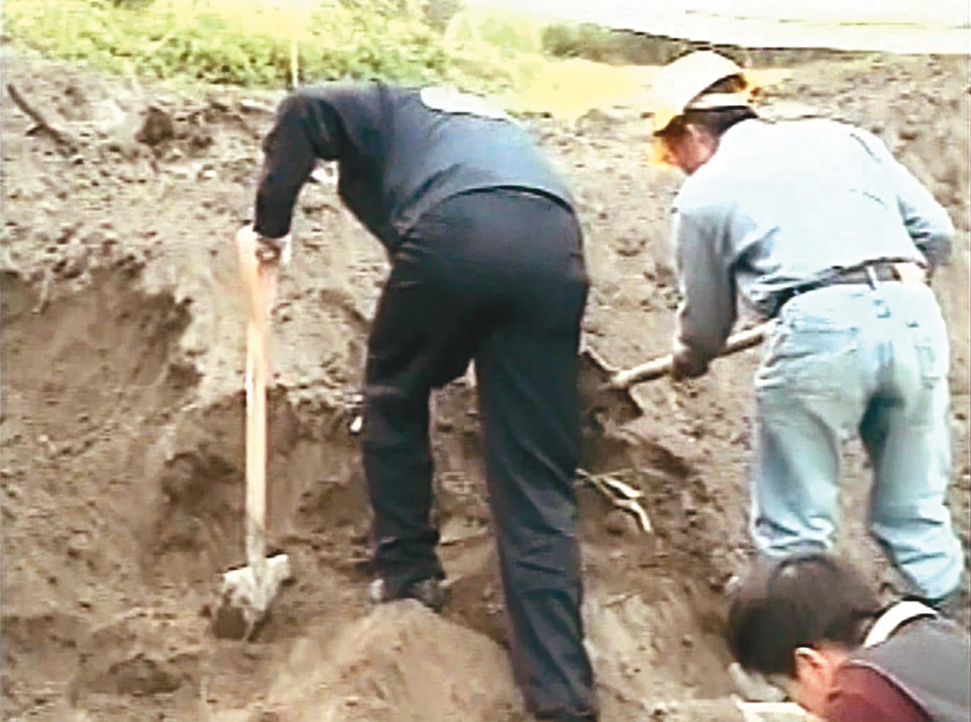 工程人員在彰化溪洲公園整地時，意外挖到一具白骨。 （東森新聞提供）