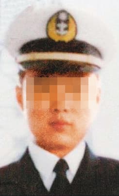 死者吳東明的父親當年持兒子服役的照片（圖）到處陳情，才讓警方得以循線逮捕凶手。（翻攝畫面）