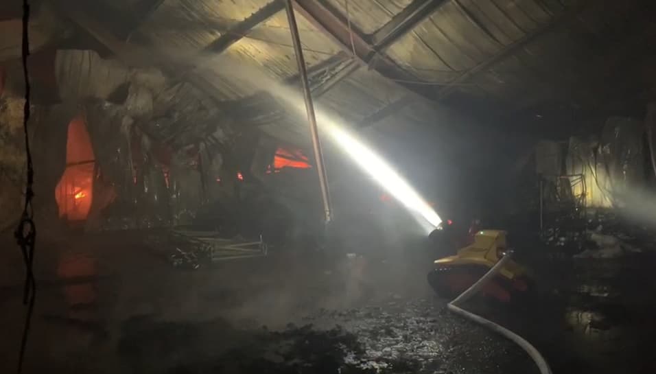 警消還一度出動消防機器人入屋射水搶救。（翻攝畫面）