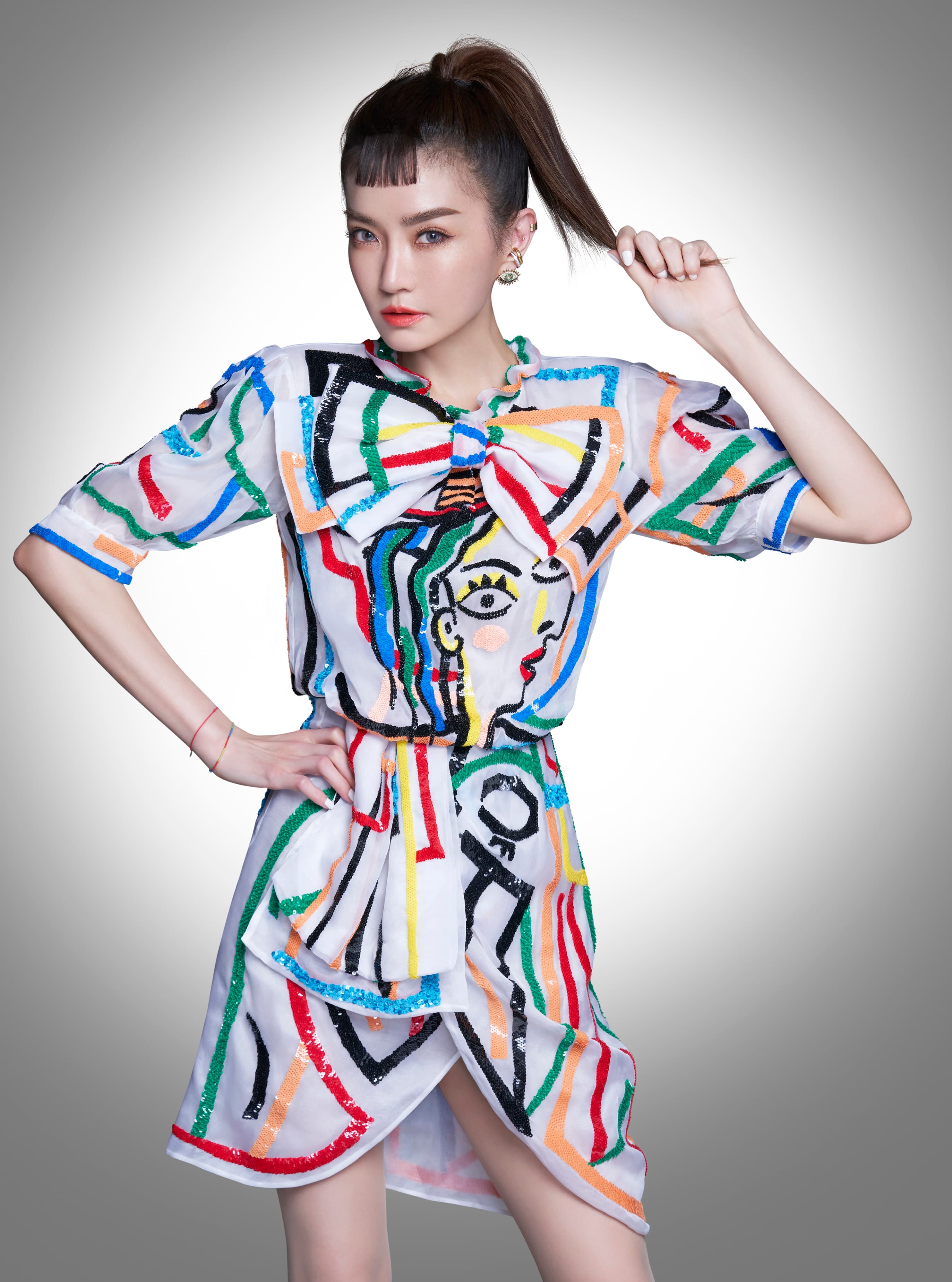 謝金燕毫不忸怩於服裝的性感，大方露出美腿線條。（藍鐘提供）
