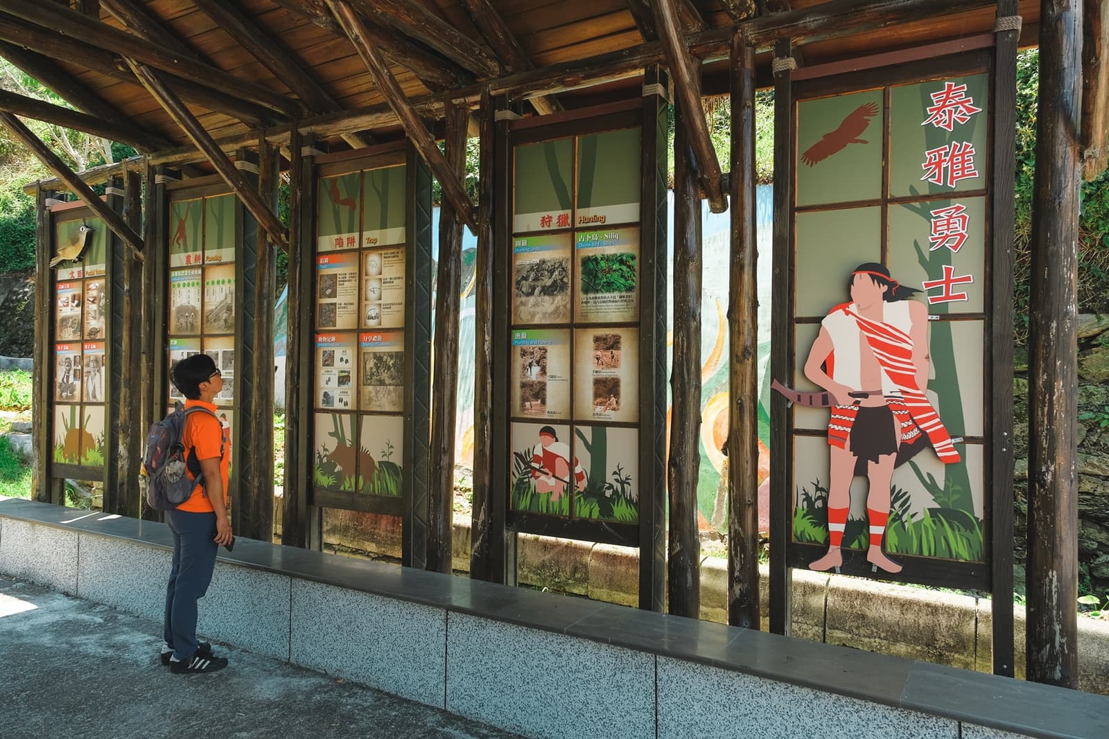 勇士營地裡展示許多先民珍貴照片，值得細細觀賞。