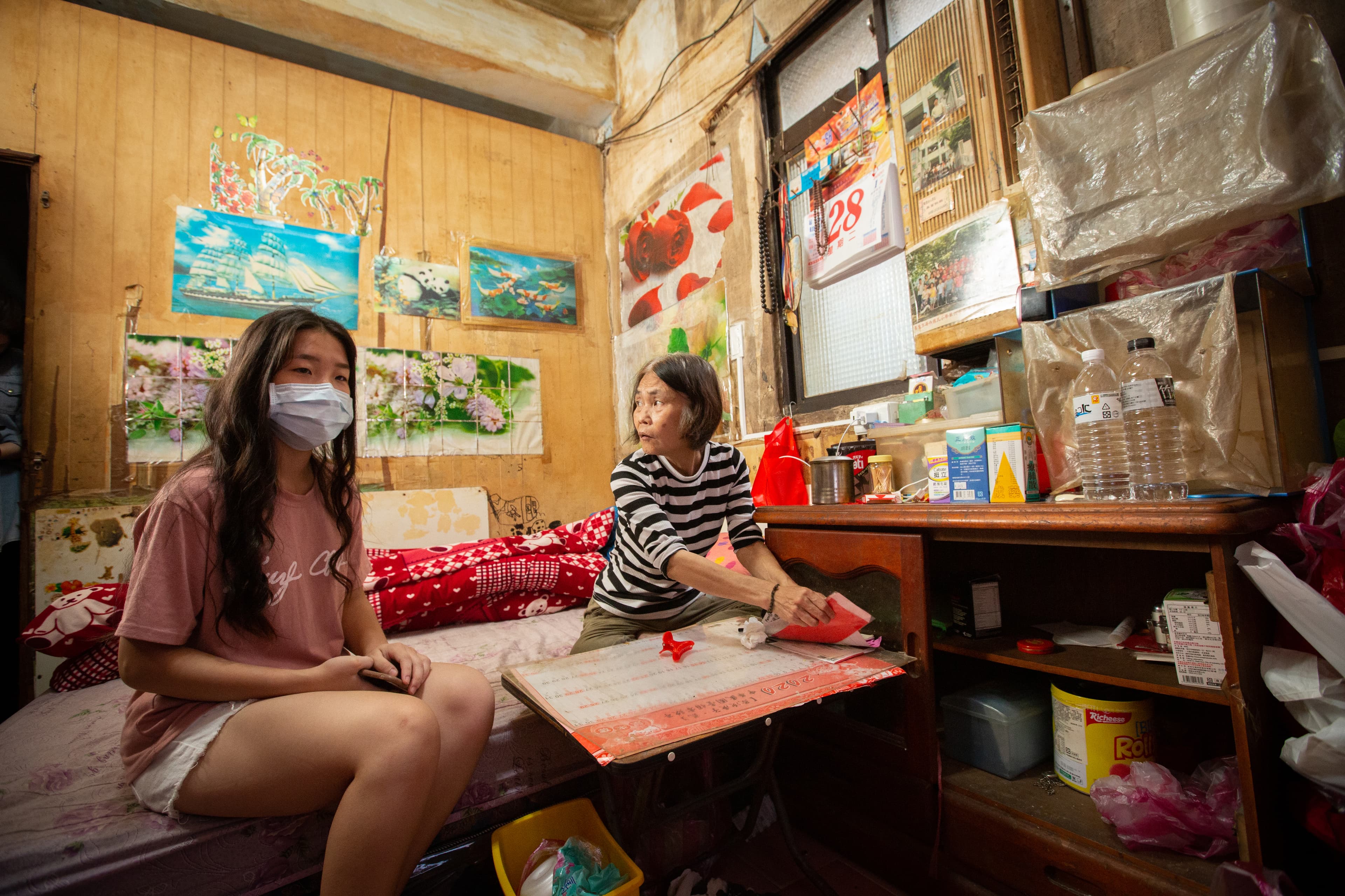 2樓最大的一間房，住了陳郭金英（右）和一對上高中的孫子女。雨季時，房間漏水嚴重，陳郭金英常失眠。
