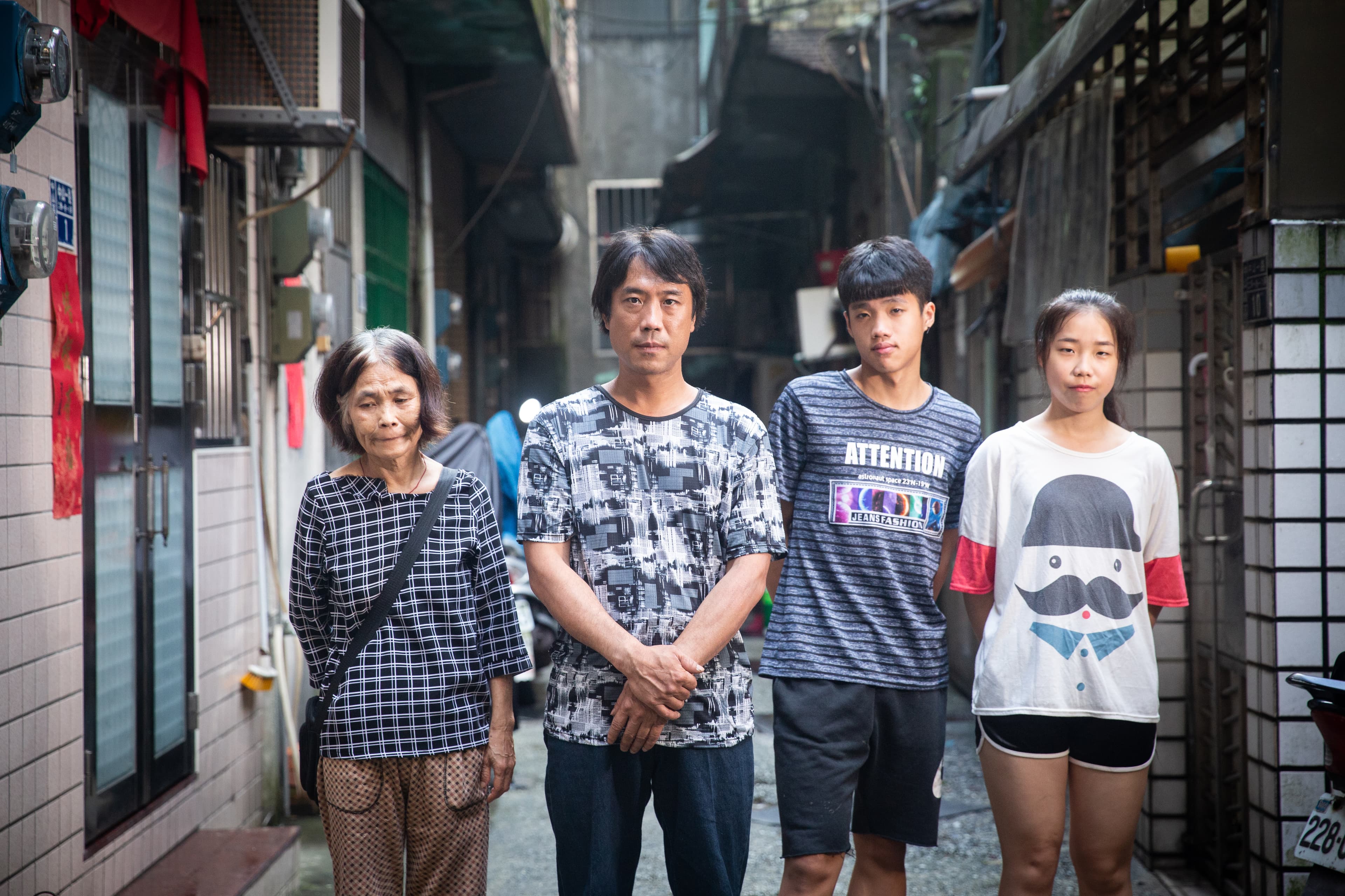 房子拿回來後，陳青旭（左2）一家人心情輕鬆許多。原欲放棄升學、分擔家計的大女兒（右1），也重新申請了大學。