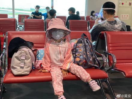 黃安實拍機場旅客全副武裝防疫的模樣。（翻攝黃安微博）