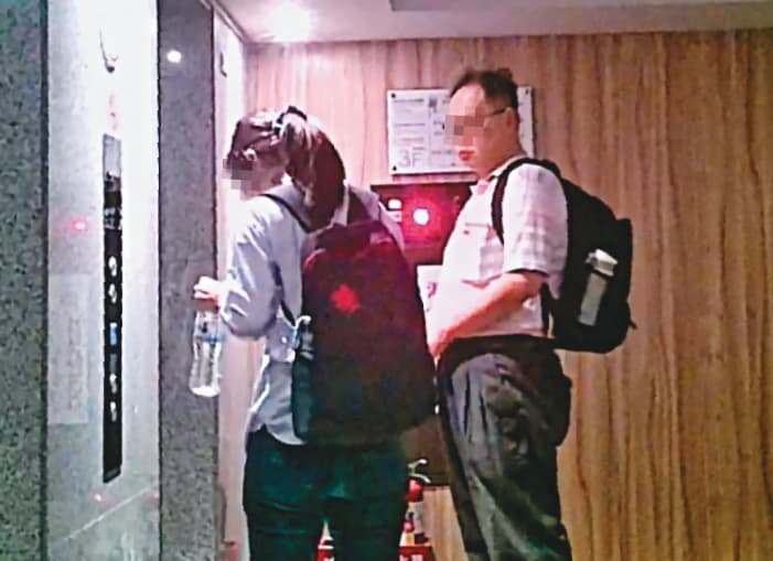06/03 08:44，吳男（右）與林女（左）眼看課程快遲到，趕緊搭乘電梯、驅車趕往會場。