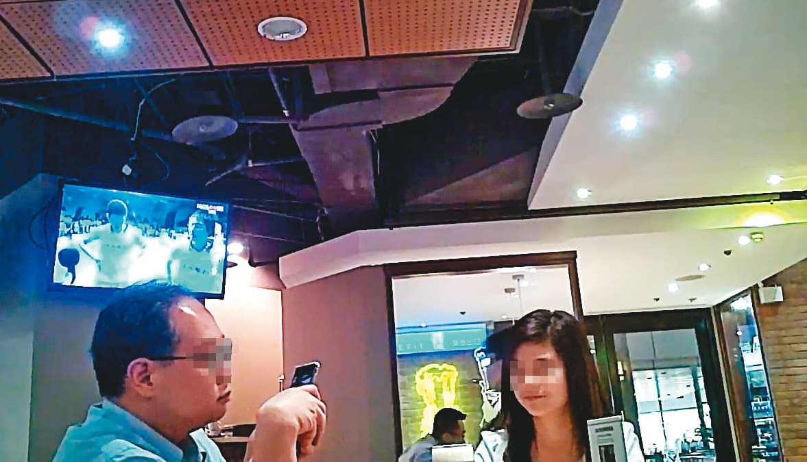 05/05 18:57，用餐期間，吳男（左）拿手機替林女（右）拍照，２人互動熱絡。