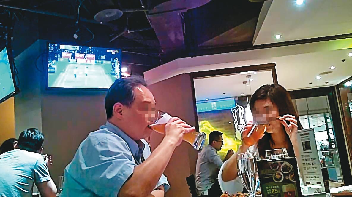 05/05 19:12，２人在餐廳吃飯喝酒，餐後吳男（左）竟酒駕載林女（右）離開。