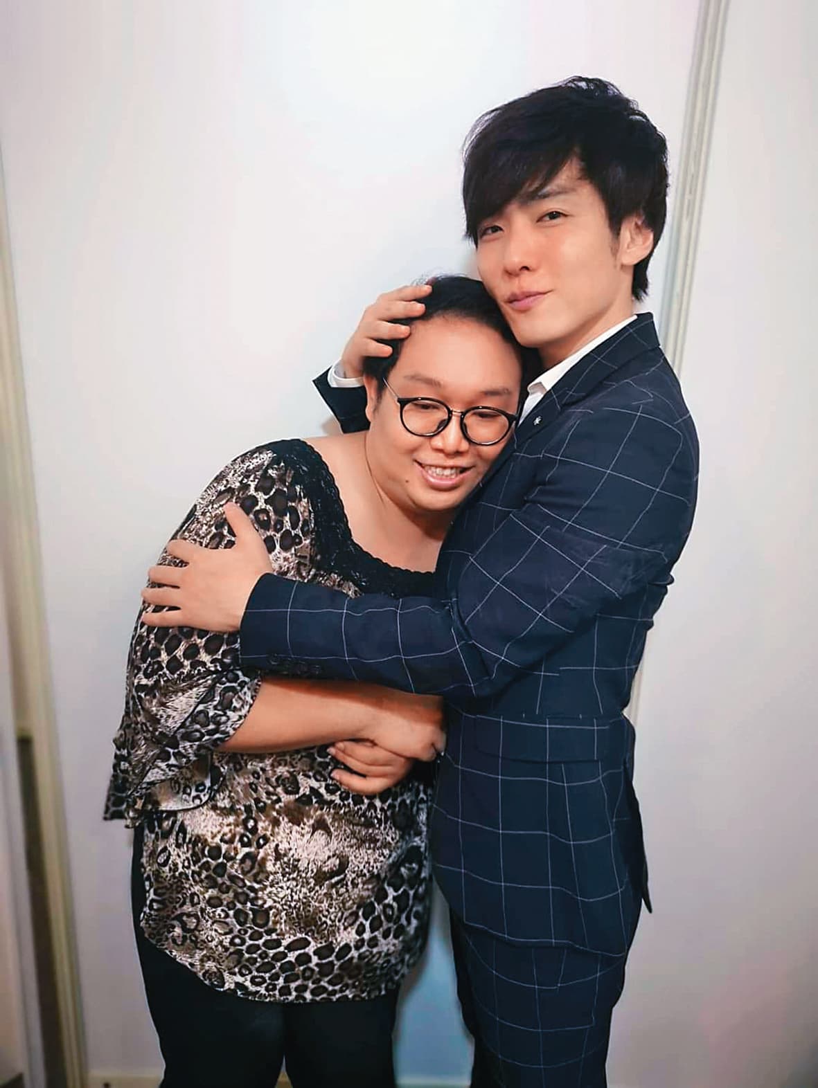 娘娘喜歡看取悅女性的AV，也想將自己第一次獻給AV男優，她在成人展見到自己心愛的AV男優鈴木一徹時，嬌羞依人。（翻攝自娘娘IG）