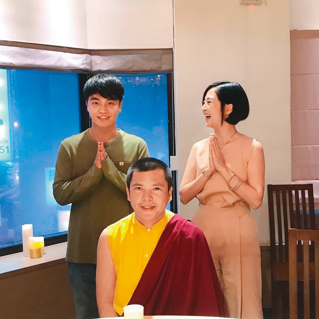 在本刊拍到新歡之前，小甜甜最有名的一段戀情是跟張峰奇（左），如今張峰奇則與李亮瑾（右）穩定交往。中為仁波切。（翻攝自李亮瑾IG）