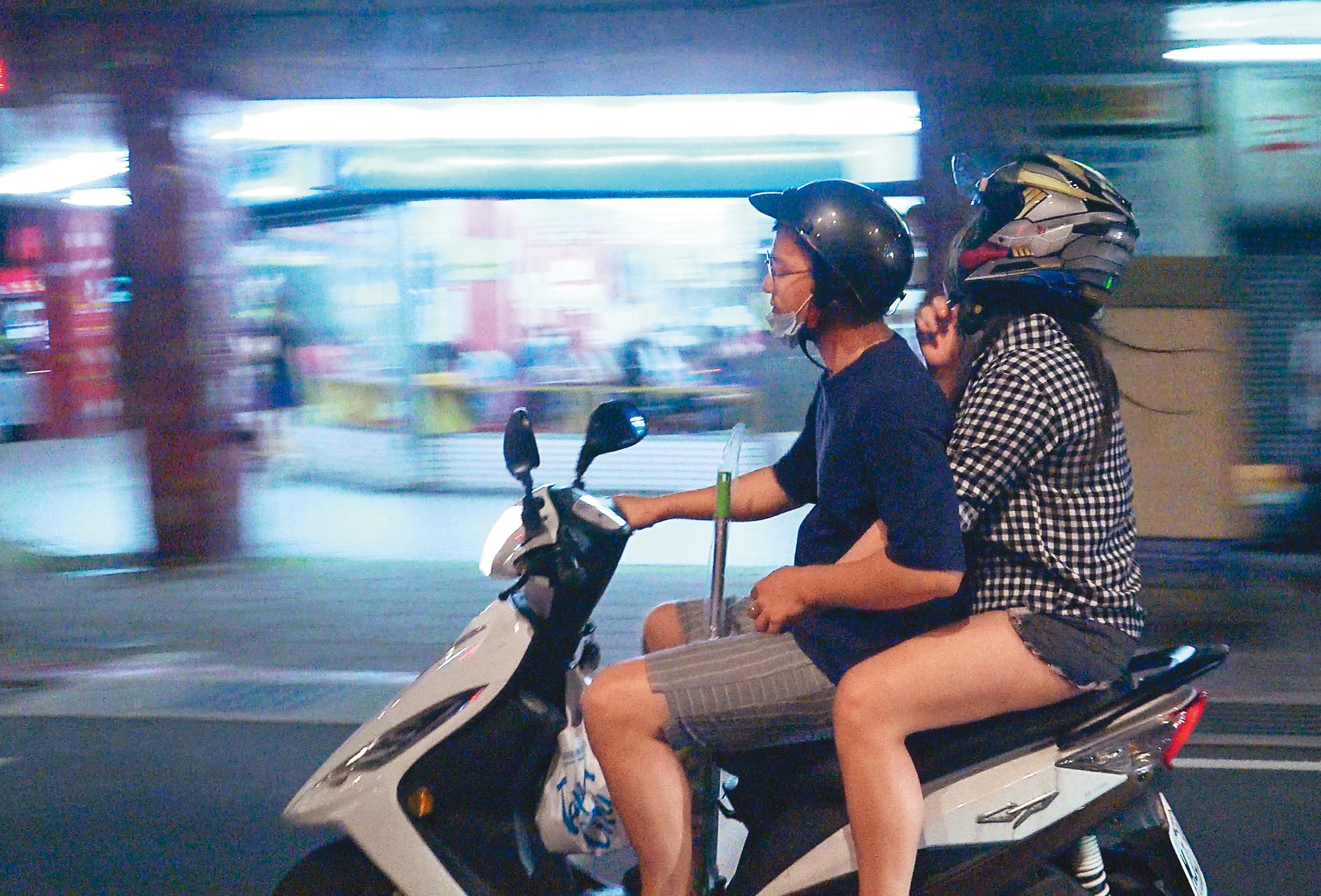小倆口坐在摩托車上，上演前胸貼後背的戲碼。小甜甜（右）與男友（左）的短褲都頗短。