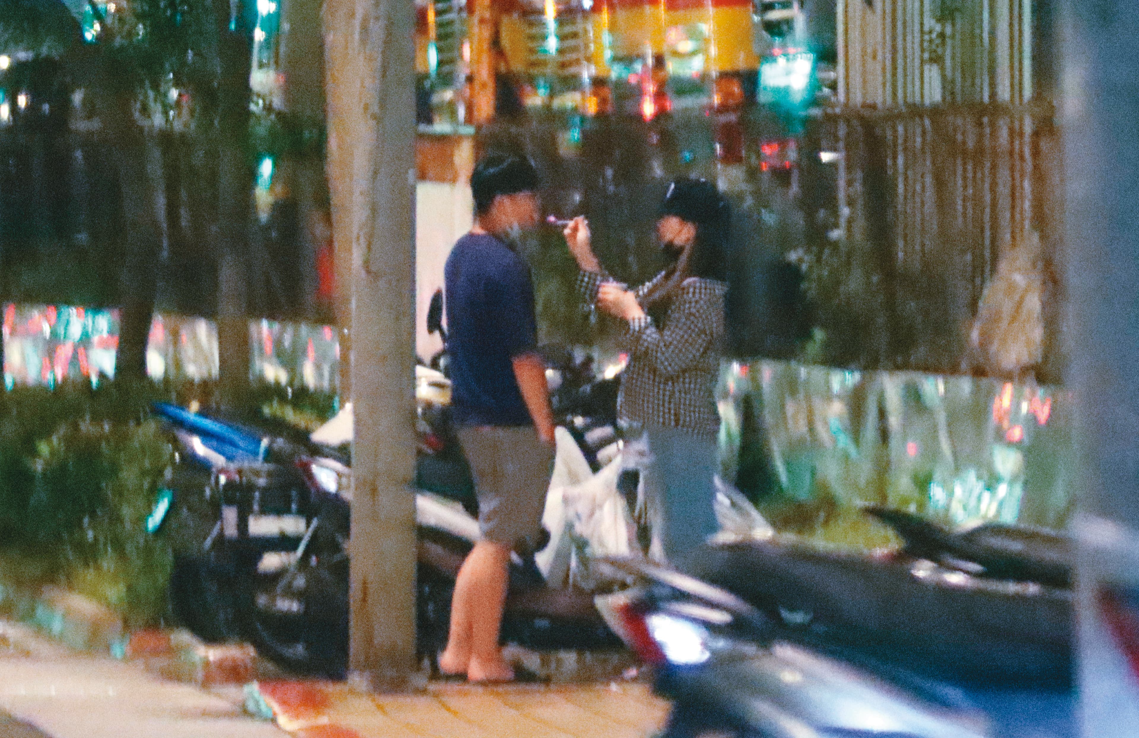 22：54  離開便利商店後，小甜甜（右）與男友（左）上演冰淇淋餵食秀。