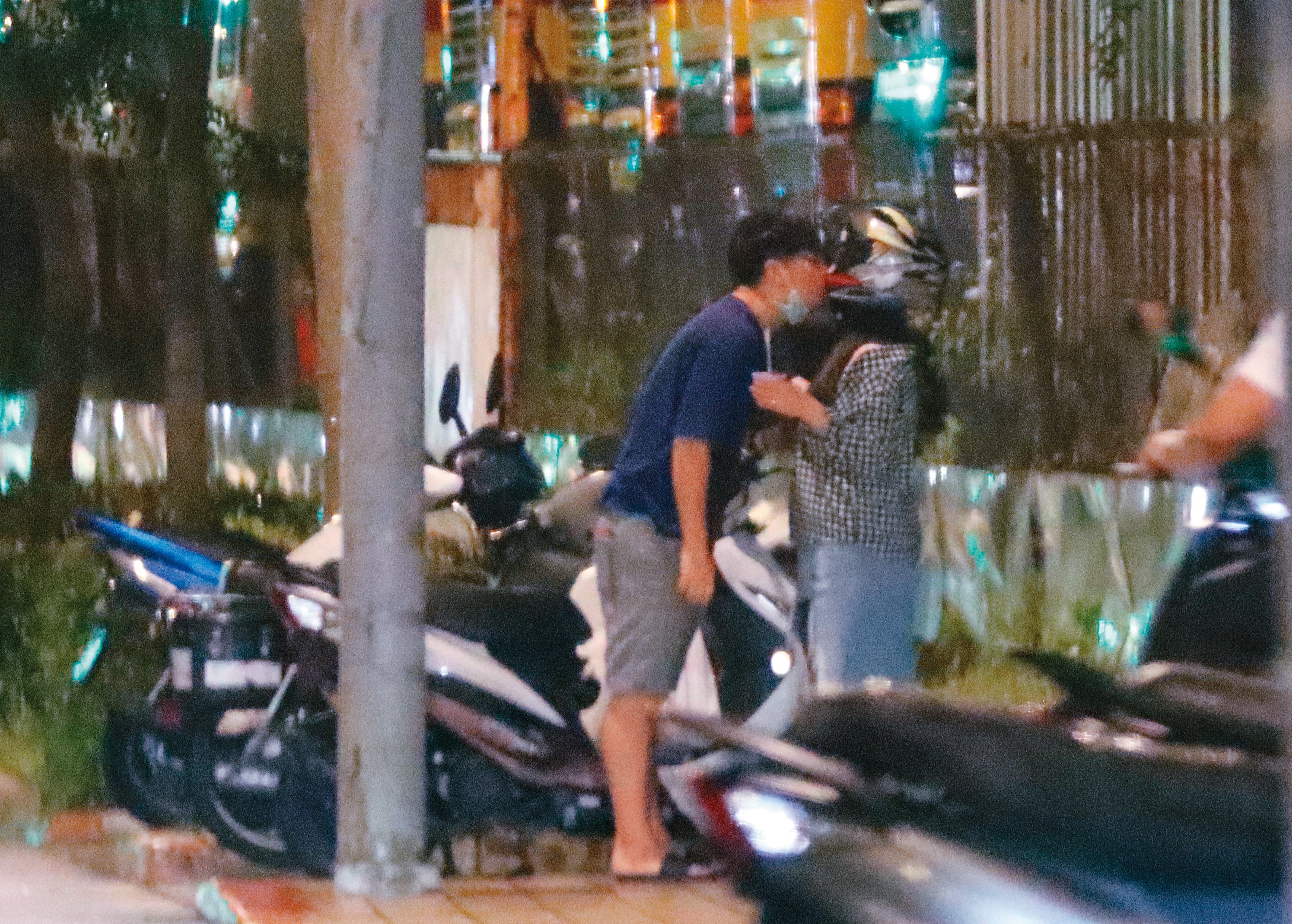 22：55  互換口水不夠，男友高難度啄吻戴著安全帽的小甜甜，看似正在熱戀期間。