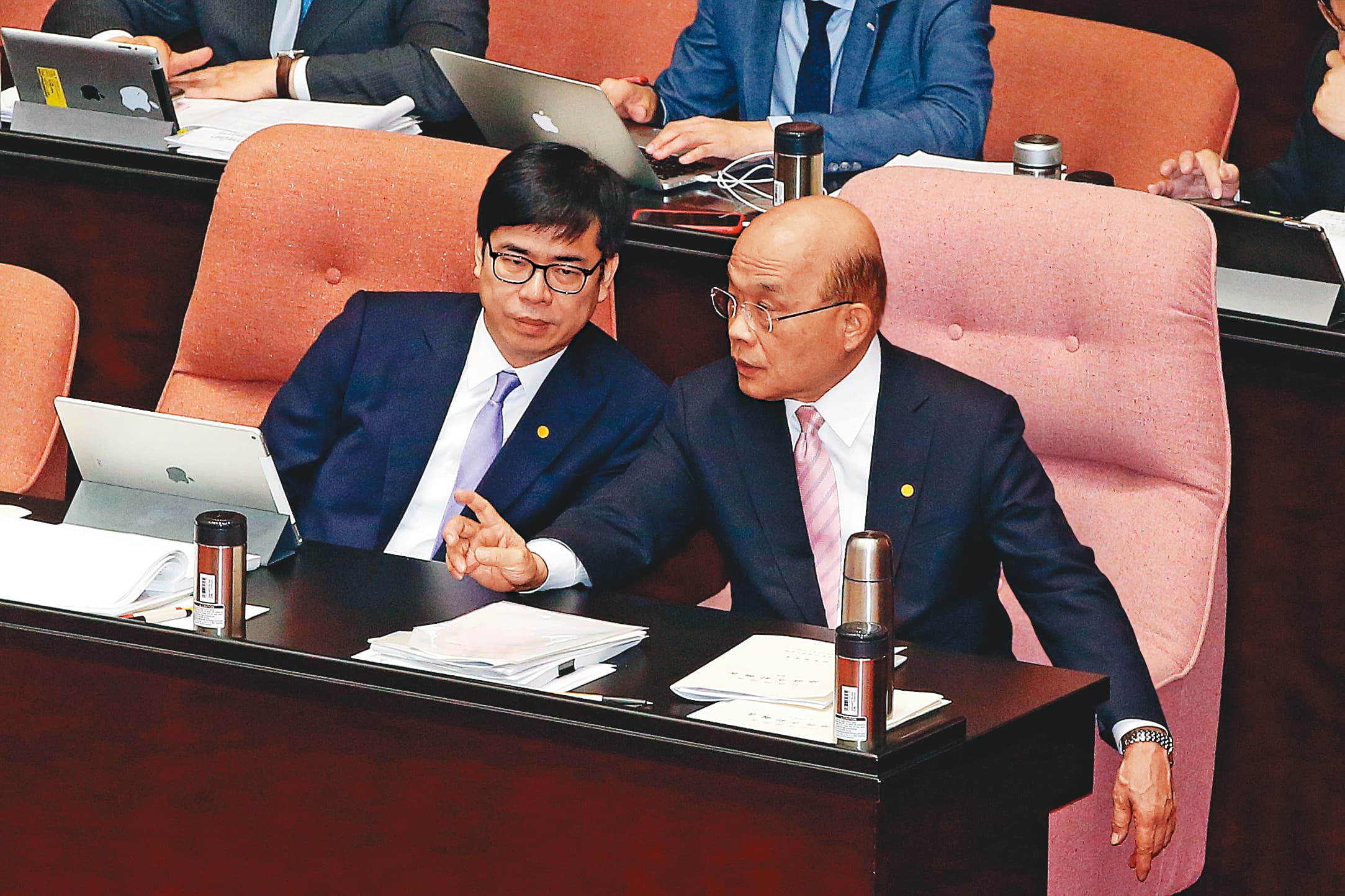 陳其邁（左）是否直接代理市長，要由行政院長蘇貞昌（右）拍板決定。