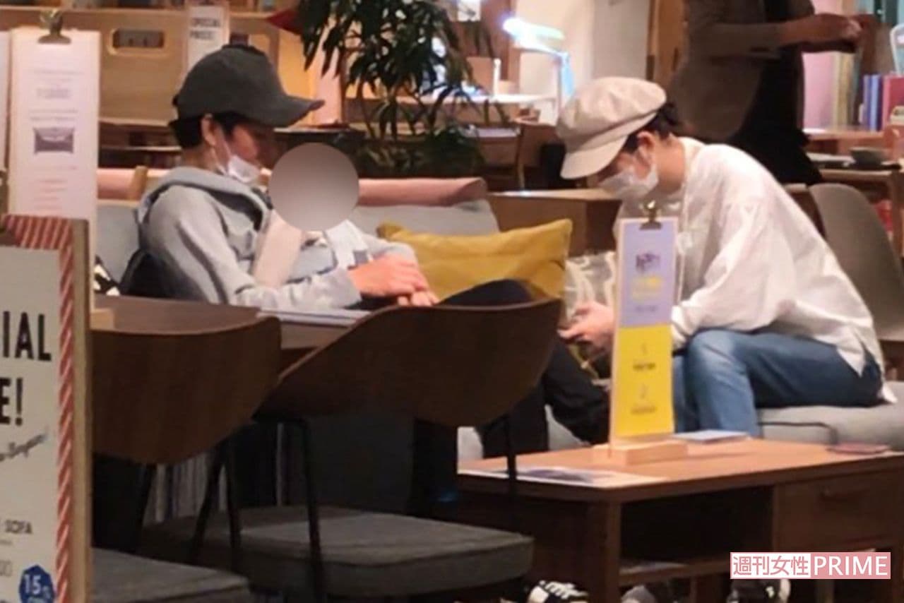 佐佐木希（右）去年11月和老公渡部建一起逛家具店，渡部負責背著兒子。（翻攝週刊女性）