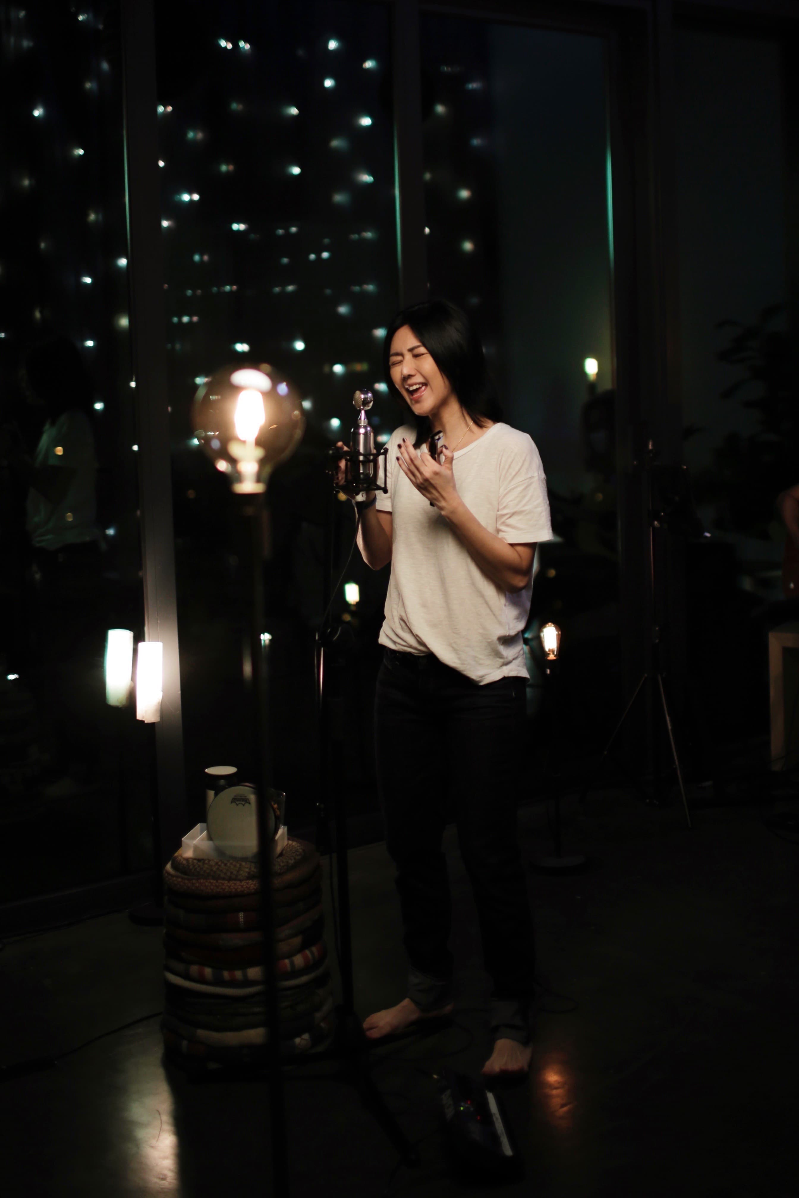 孫燕姿認為音樂可以讓人記得很多東西，也可以讓忘掉很多東西，這就是音樂的魔力。（環球音樂提供）