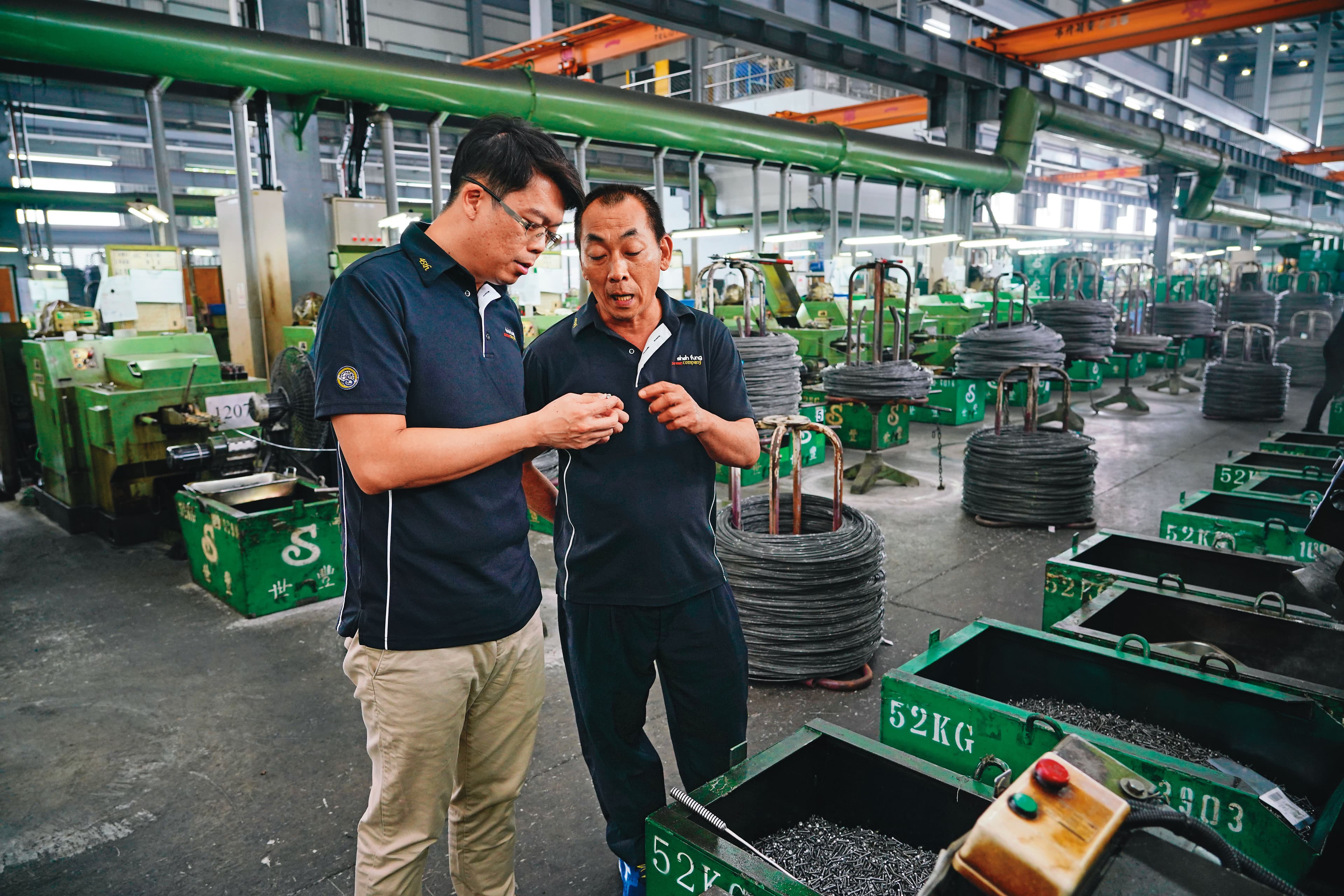 世豐是台灣最大的烤漆與噴頭表面塗裝螺絲廠，陳駿彥（左）說，廠內有不少年資20年以上的資深員工。
