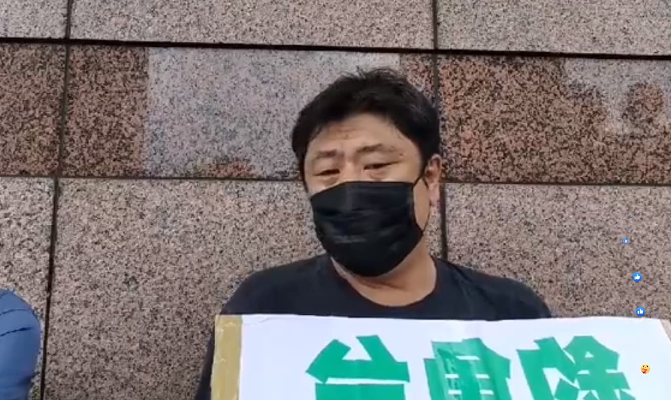 杏仁哥今天下午與詹江村突襲到民進黨黨部靜坐。（翻攝自杏仁哥臉書）