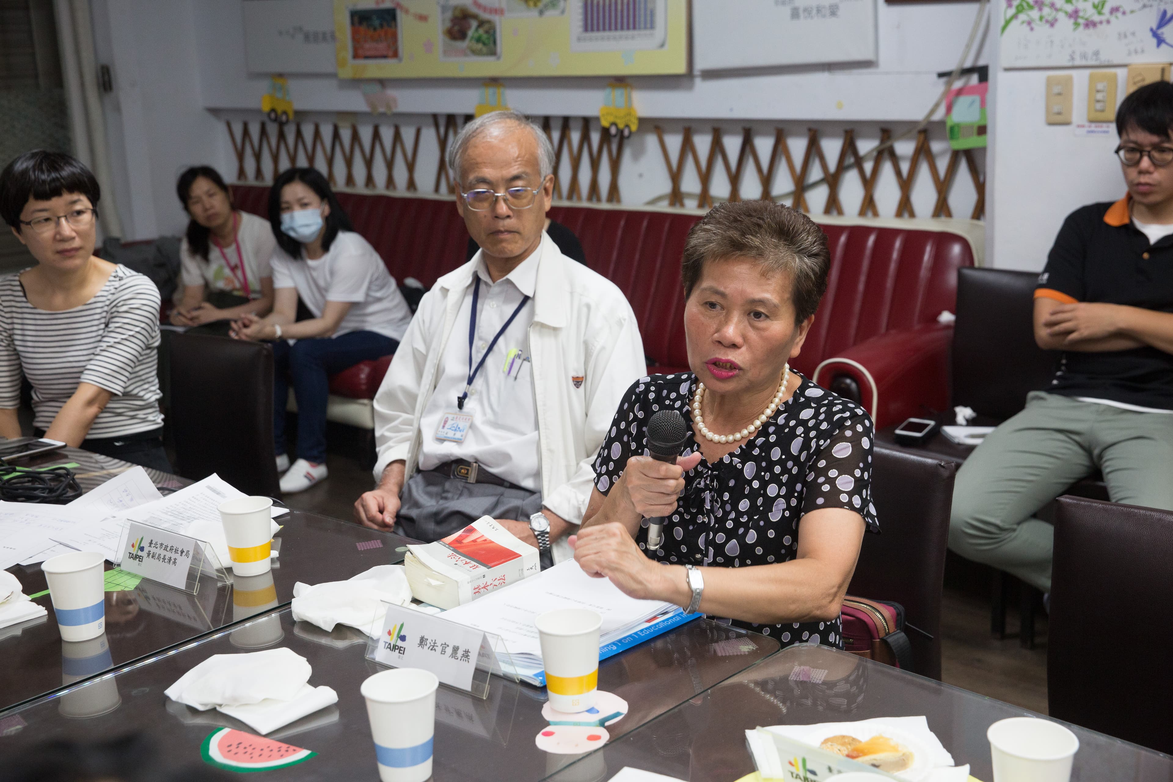 退休法官鄭麗燕認為，民眾應更重視政府相關通知，不拆封、不領件，都可能產生嚴重後果。