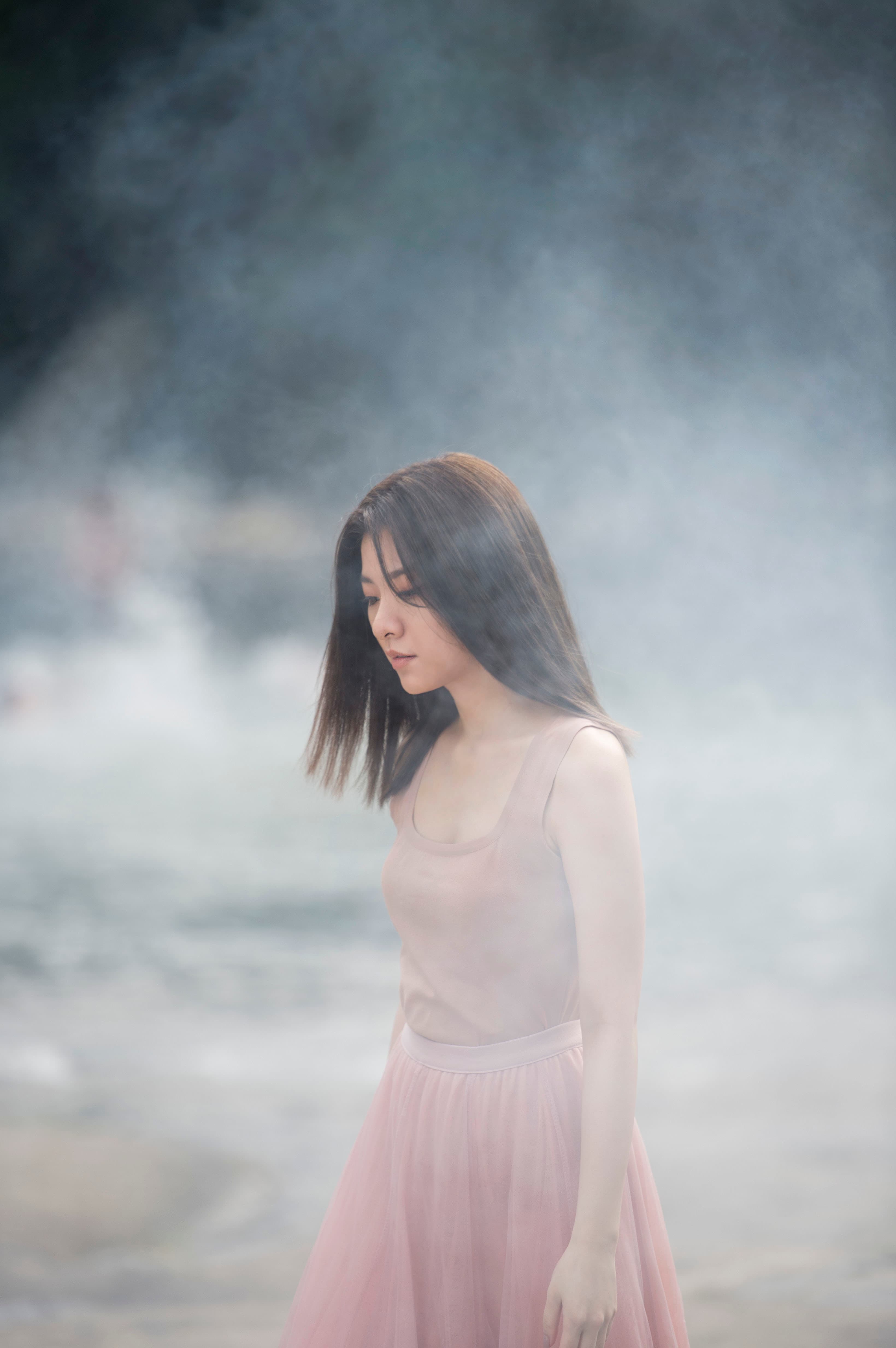 拍〈別弄花我的妝〉MV時，關詩敏在溪谷裡拍獨角戲，被要求拍出仙女感。（亞神音樂提供）