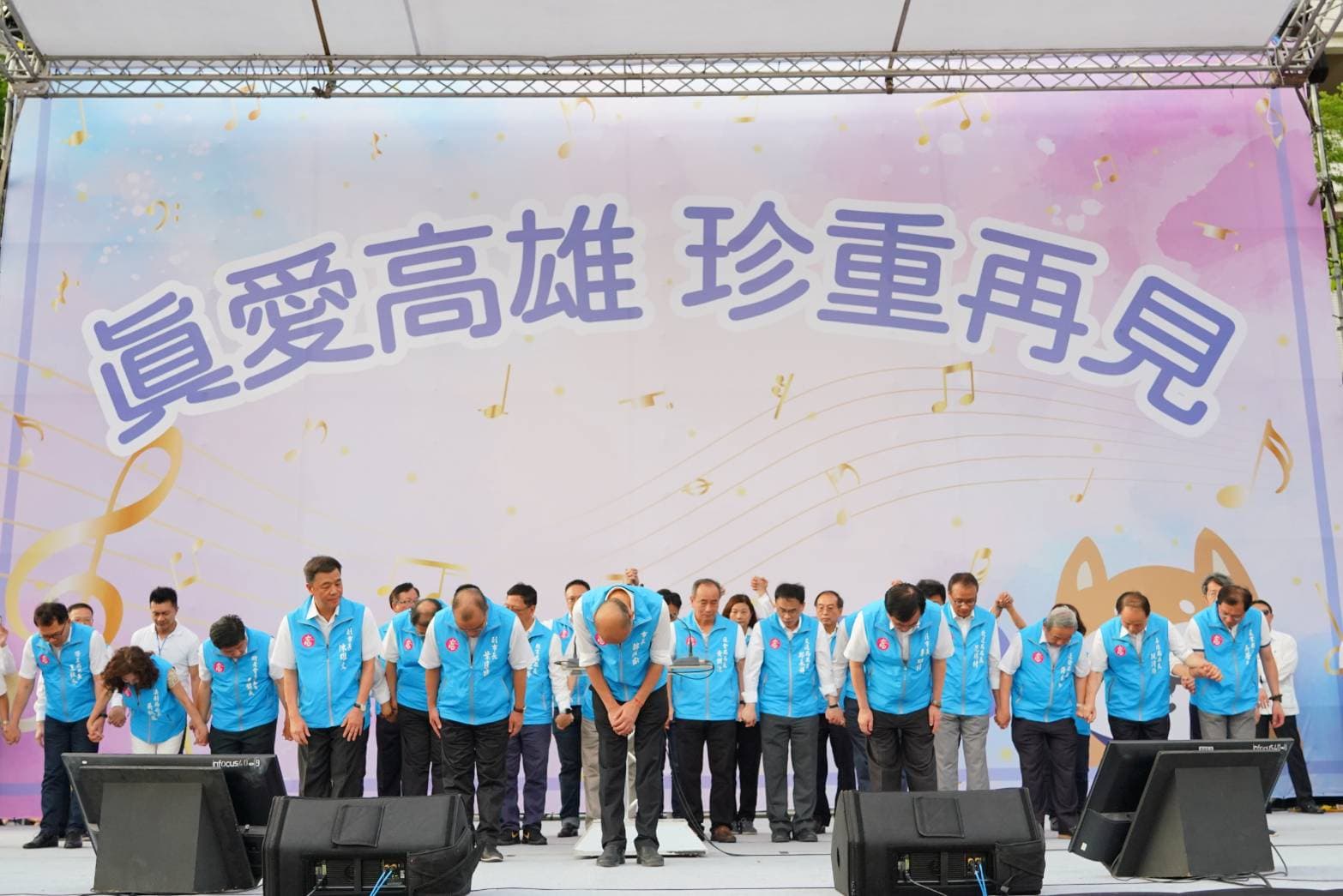 韓國瑜遭到罷免，11日率領市府團隊「下台一鞠躬」。