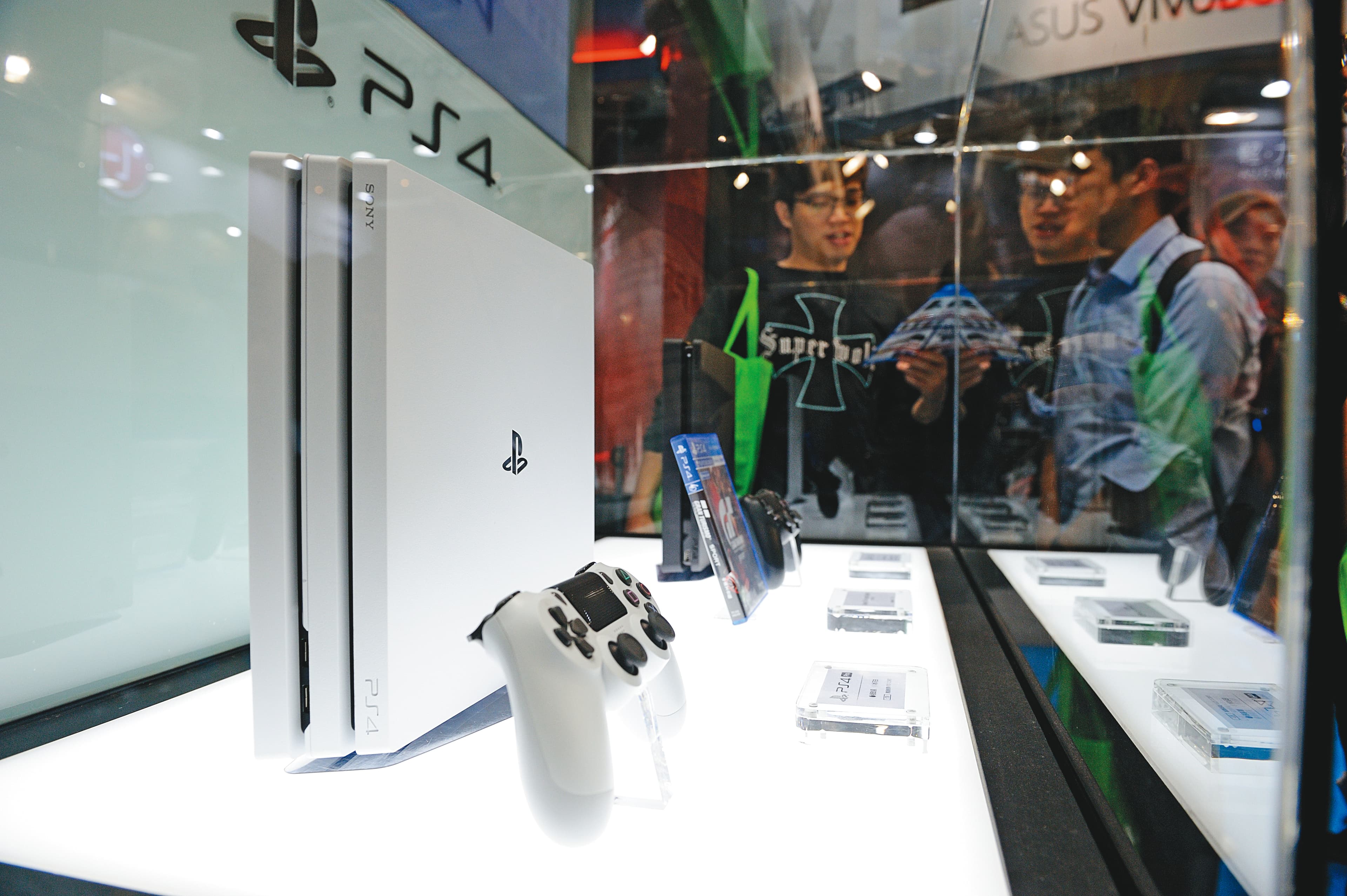 SONY遊戲主機在全球熱賣，隨暑假到來，相關零組件廠拉貨力道可期。