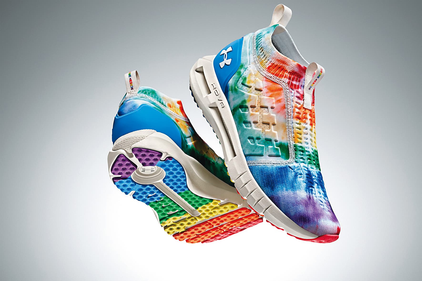 UA Pride彩虹紮染系列HOVR Phantom Slip Pride。NT$4,680（UNDER ARMOUR提供）