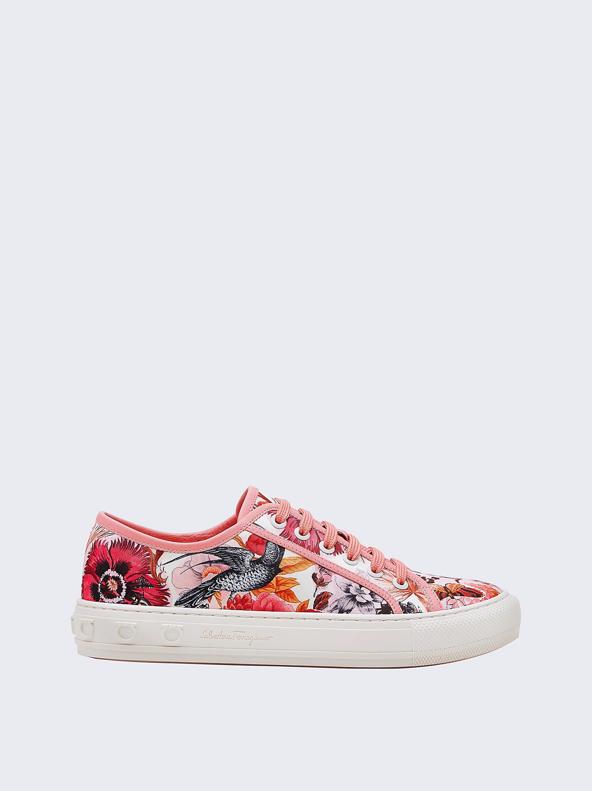 BORG PRINT粉色印花休閒鞋。NT$23,900（Salvatore Ferragamo提供）
