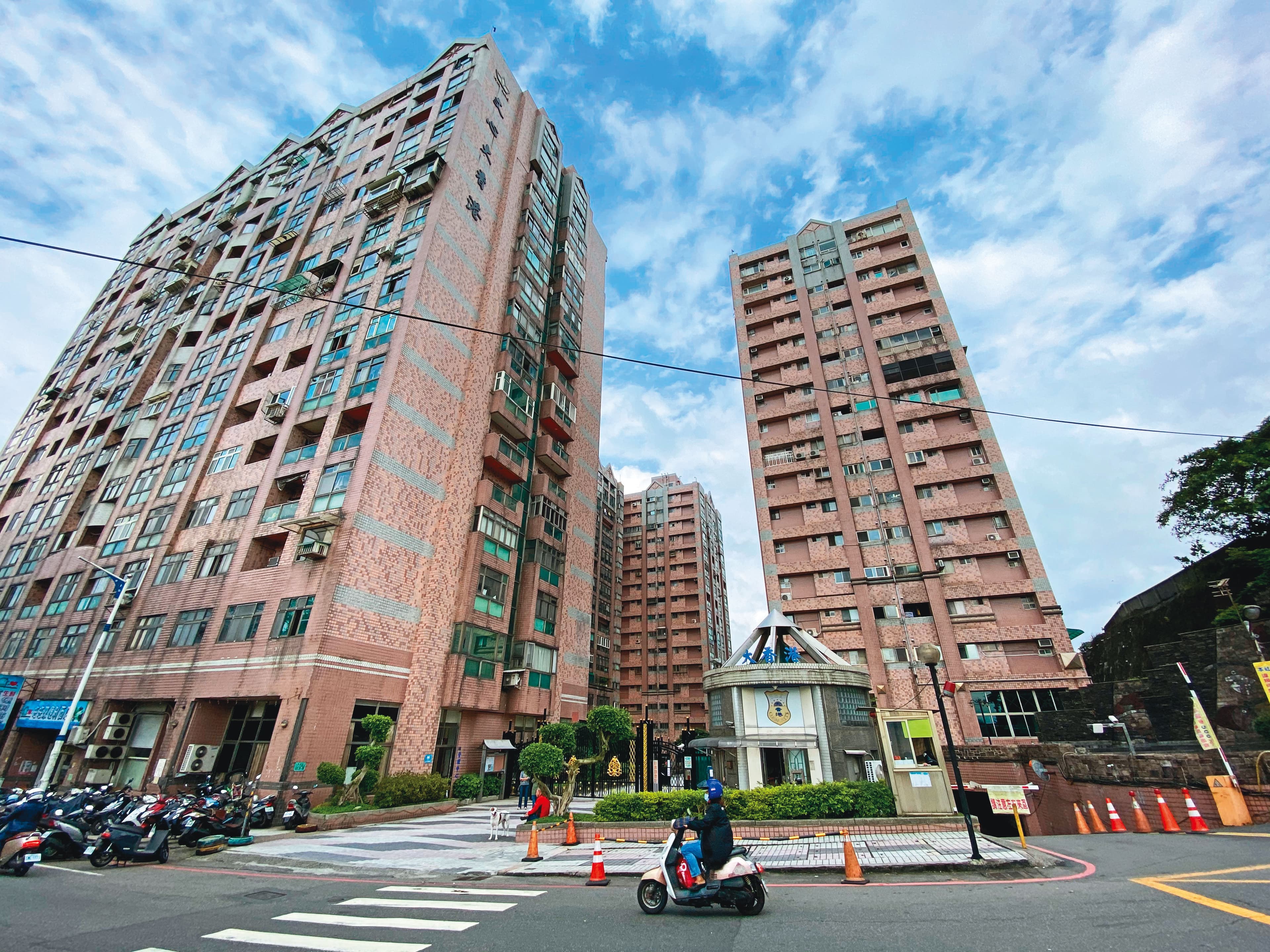 游男曾與黃女住在同一個社區（圖），黃還把游當成弟弟照顧。