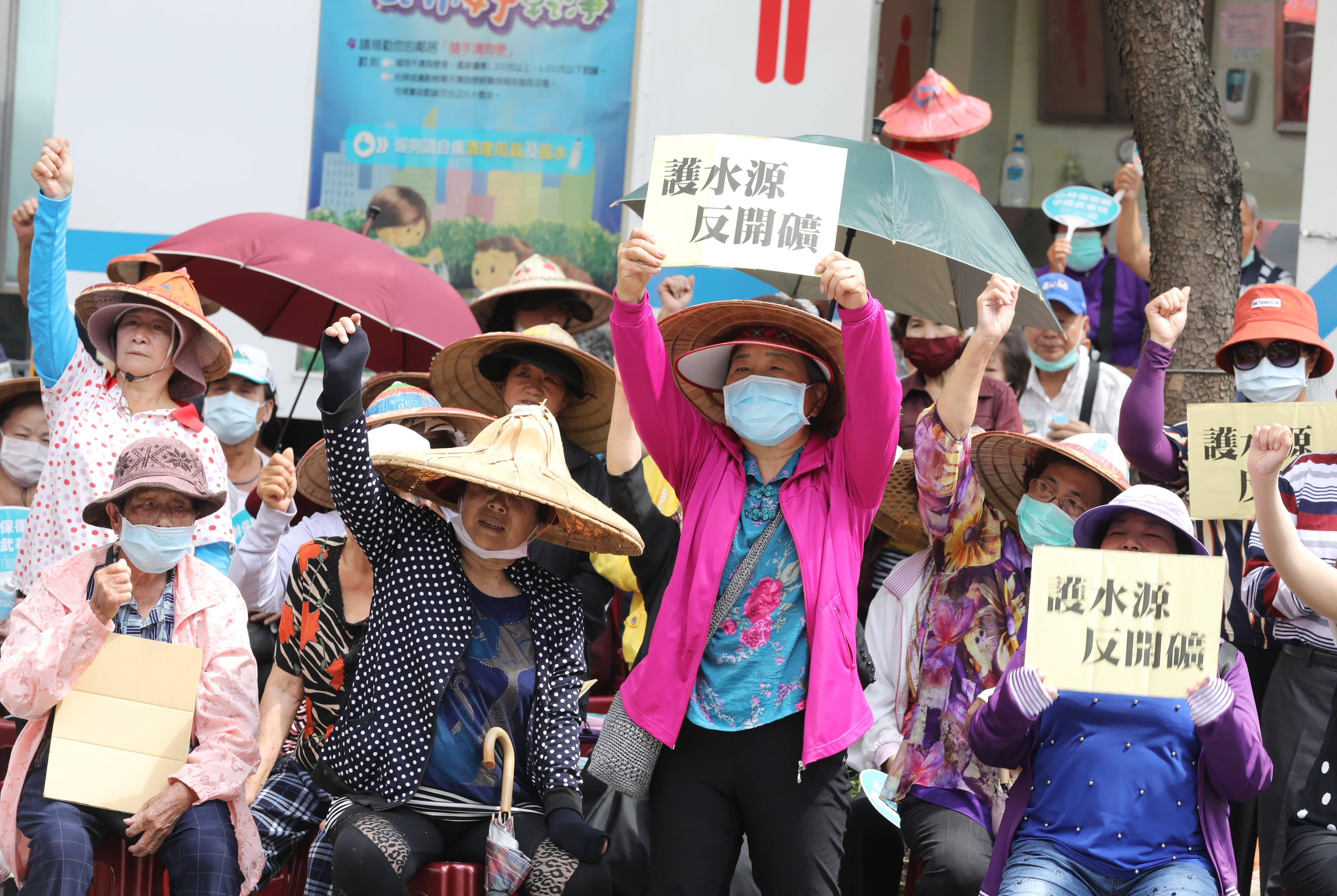 6月10日齊柏林逝世3週年，環保署開環評大會決定礦場生死，中華村的阿公阿嬤們，自備板凳北上抗議。