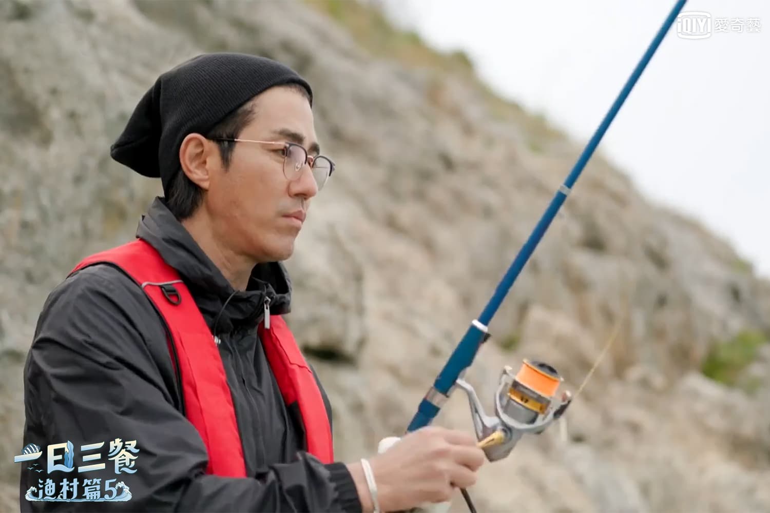 車勝元嘗試釣魚，拍照姿勢一流的他，釣魚的運氣卻不是太好。（愛奇藝台灣站提供）